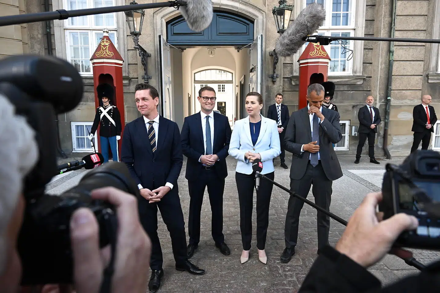 Statsminister Mette Frederiksen præsenterer Mattias Tesfaye som ny justitsminister, Kaare Dybvad Bek som ny udlændinge- og integrationsminister samt medlem af Folketinget Christian Rabjerg Madsen som ny indenrigs- og boligminister foran Amalienborg.