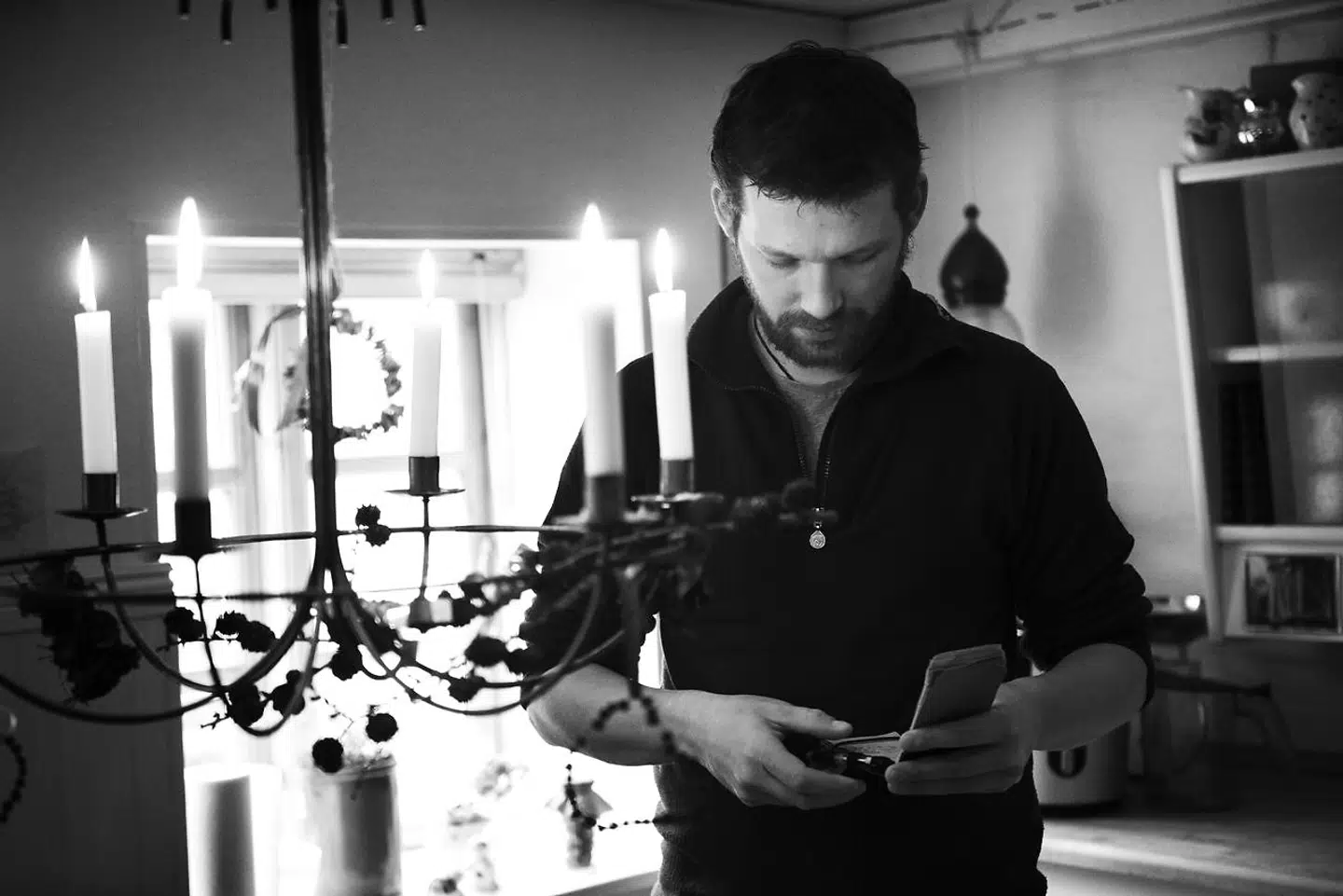 Carsten har altid sin lommebog med sig. Her noterer han tanker, og så skriver han alt, hvad han skal huske. For han husker ikke særlig godt længere.