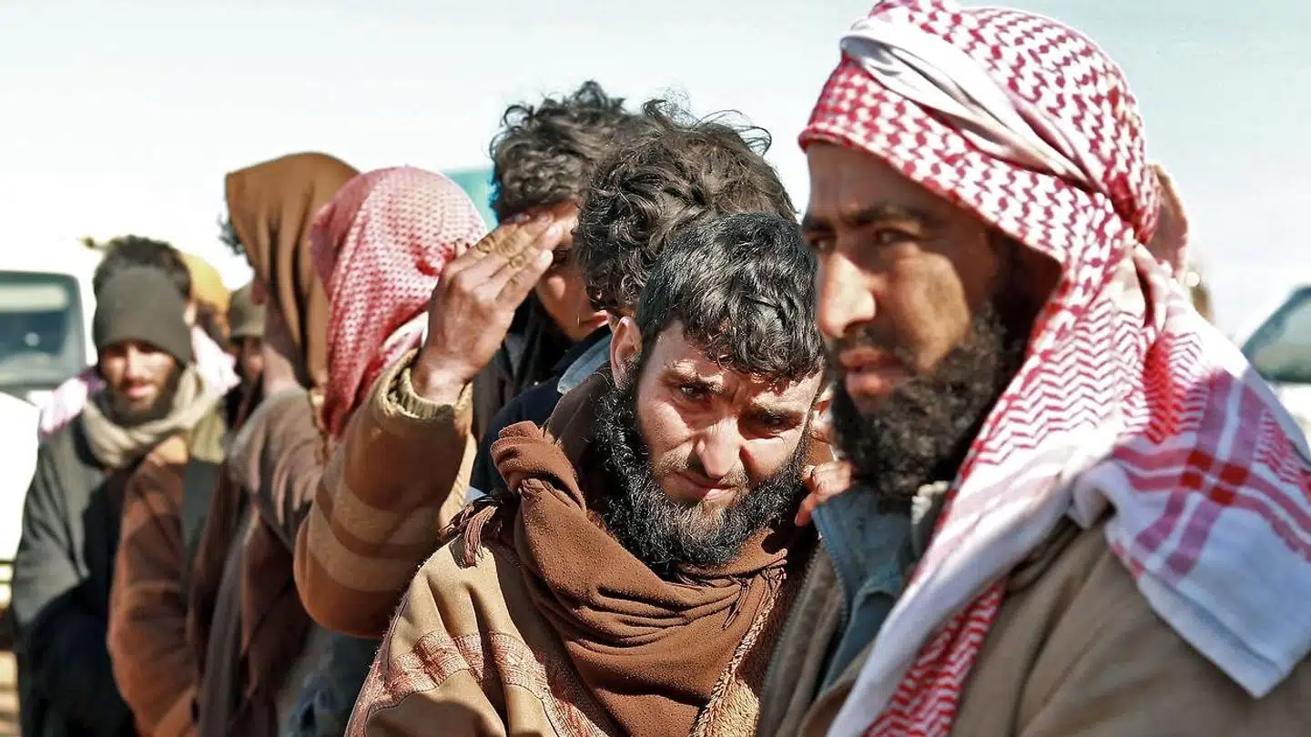 En gruppe mænd, der menes at være IS-krigere, fanget i slutningen af januar i det østlige Syrien.