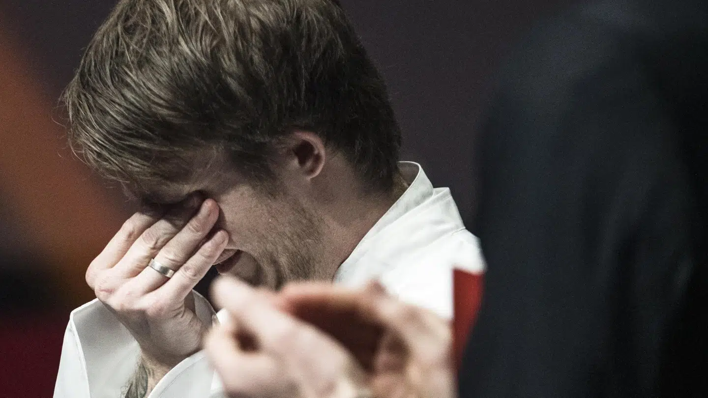 Timm Vladimir giver en stjerne til Jonas Nåvik fra Fagn i forbindelse med, at den nordiske Michelin Guide, Michelin Guide Nordic Countries 2019 præsenteres på et pressemøde i Musikhuset i Aarhus, mandag den 18. februar 2019.
