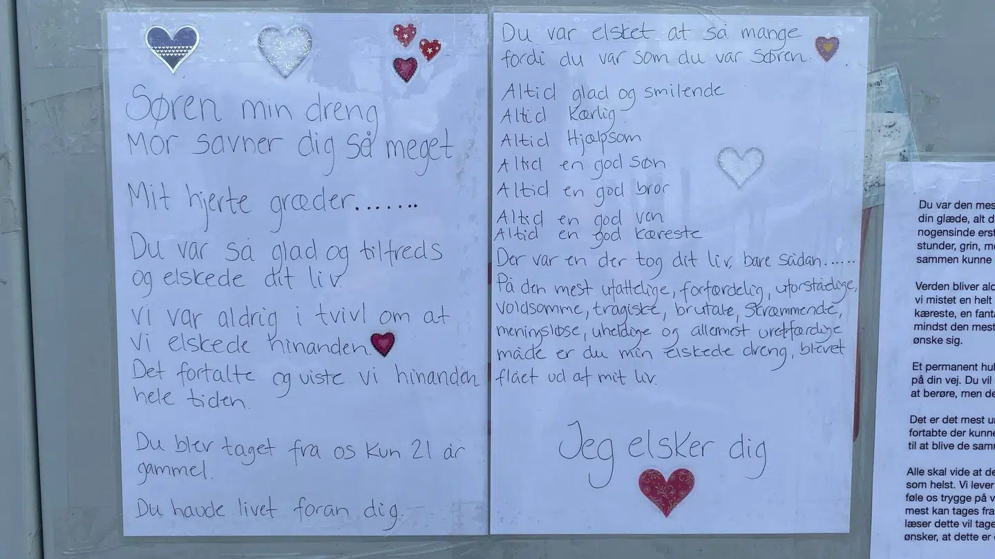 Søren Kochs mor har hængt et rørende brev til sin søn på drabsstedet.