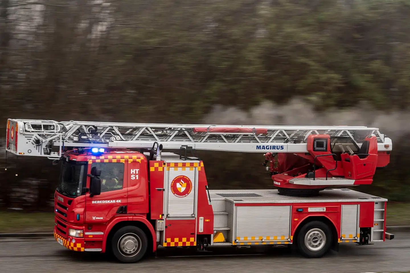 En kraftig brand brød fredag morgen ud i et industrikvarter i Hvidovre.
