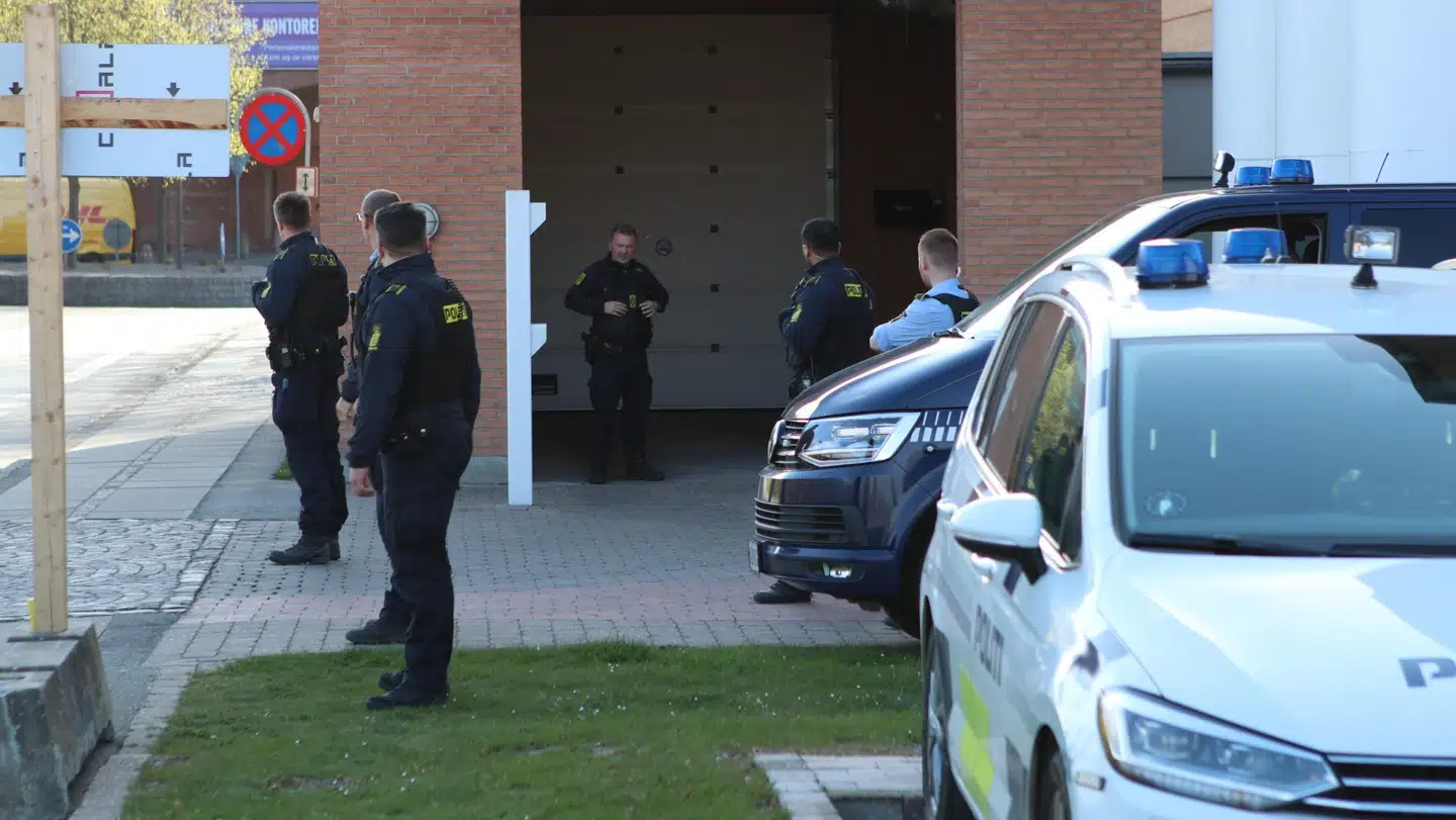Politiet er massivt til stede ved Retten i Glostrup i forbindelse med retssagen. Foto: Presse-fotos.dk