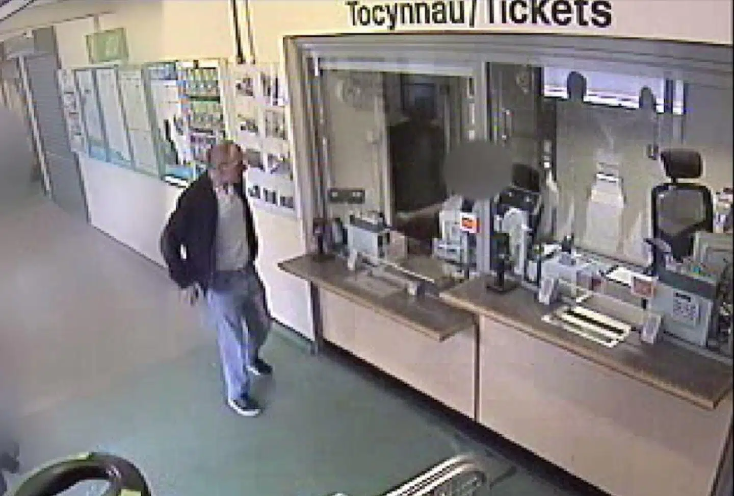 David Gaut køber togbilletter.