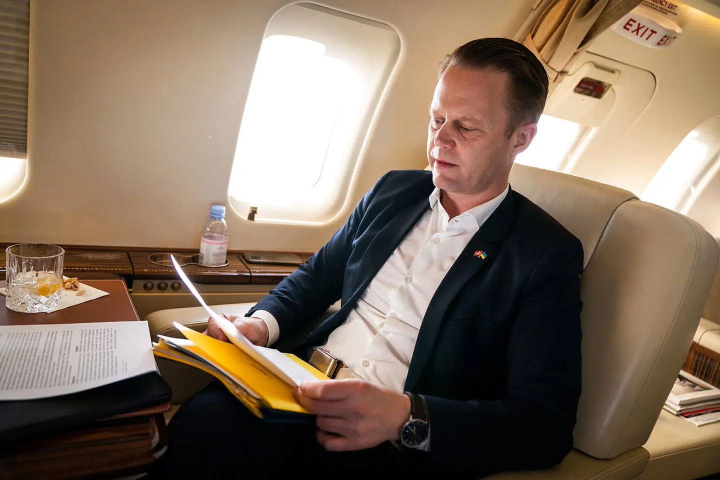 Udenrigsminister Jeppe Kofod (S) om bord på fly fra København til Moldova.