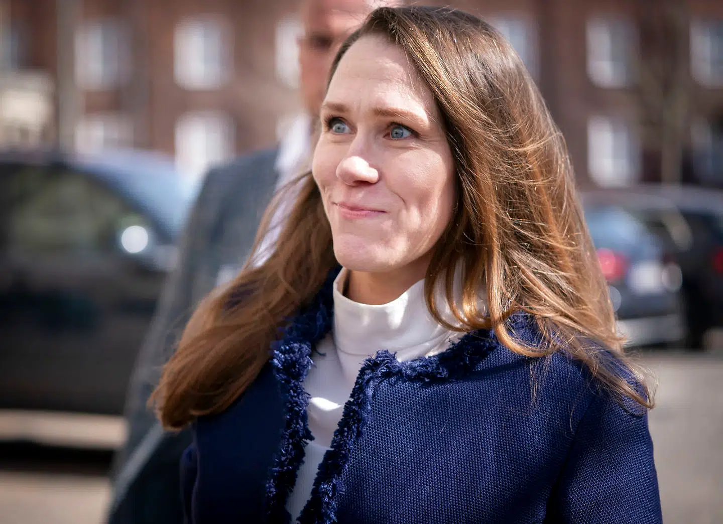 Politiken og Ekstra Bladet beskæftiger sig i dagens aviser med den Mette Frederiksen lignende dukke, der tilbage i januar 2021 trak overskrifter. Årsagen er, at Købehavnhavns Politi ikke vil oplyse, hvem der stod bag anmeldelsen, og nu har en af de sigtedes forsvarsadvokat kastet Barbara Bertelsens navn ind i sagen.