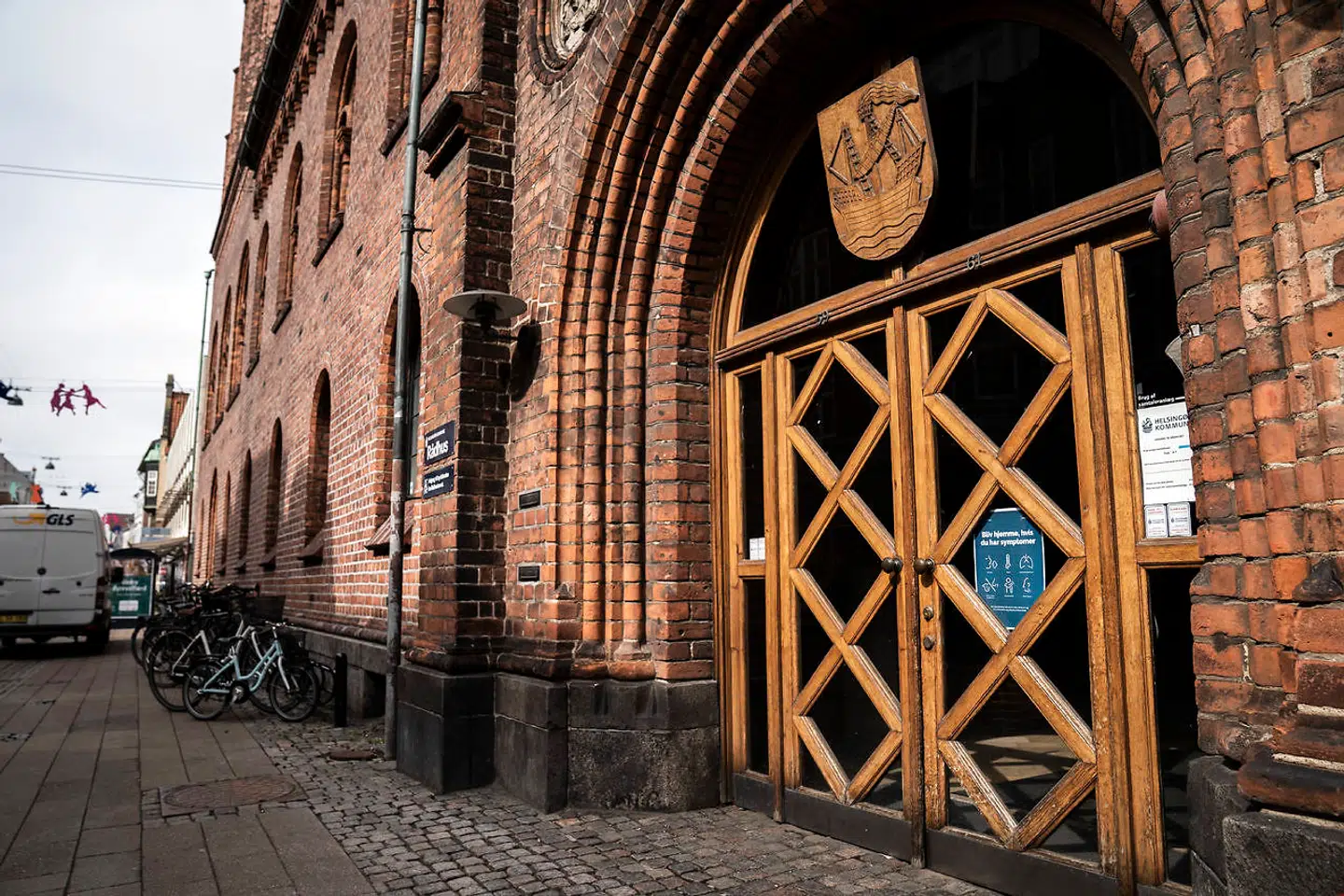 Det var ifølge politiet en 61-årig mand, der tændte ild til en taske på Helsingør Rådhus. Manden blev onsdag fremstillet i grundlovsforhør i Helsingør Ret.