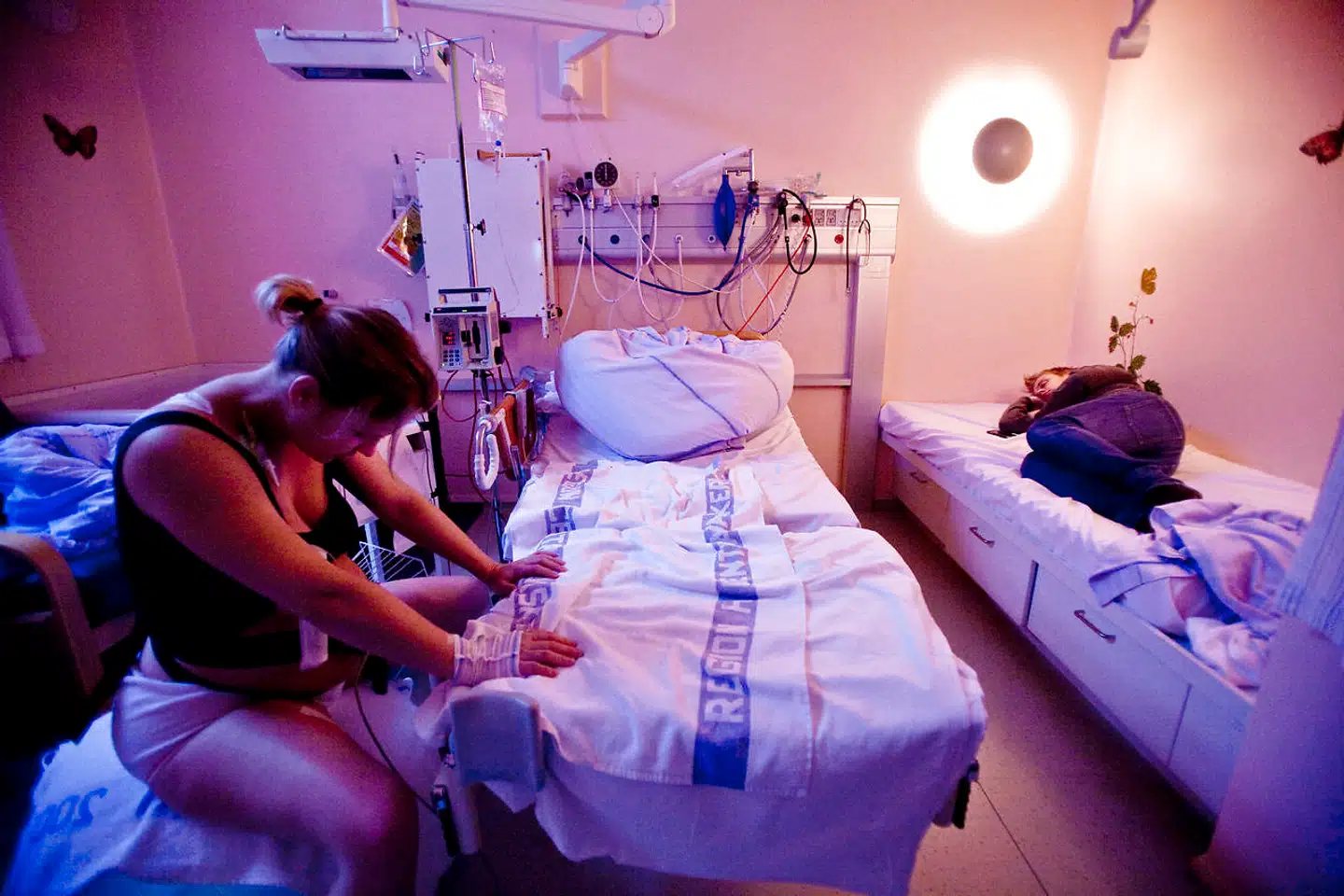 Fødende i Region Hovedstaden, også førstegangsfødende, bliver i stigende udstrækning udskrevet fra hospitalet få timer efter fødslen.