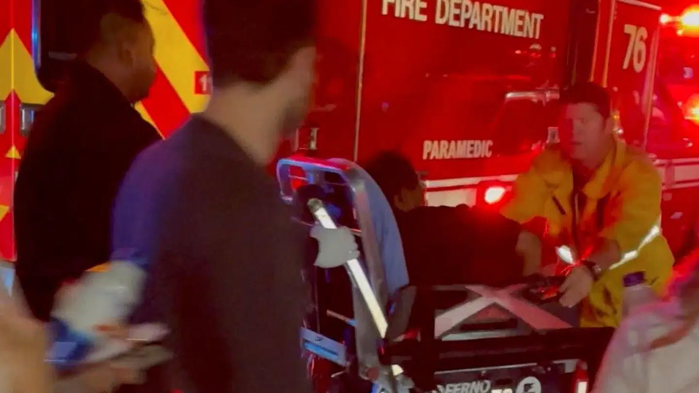 En mand bliver bragt ind i en ambulance, efter at komikeren Dave Chappelle blev angrebet under en optræden. Theodore Nwajei/Reuters