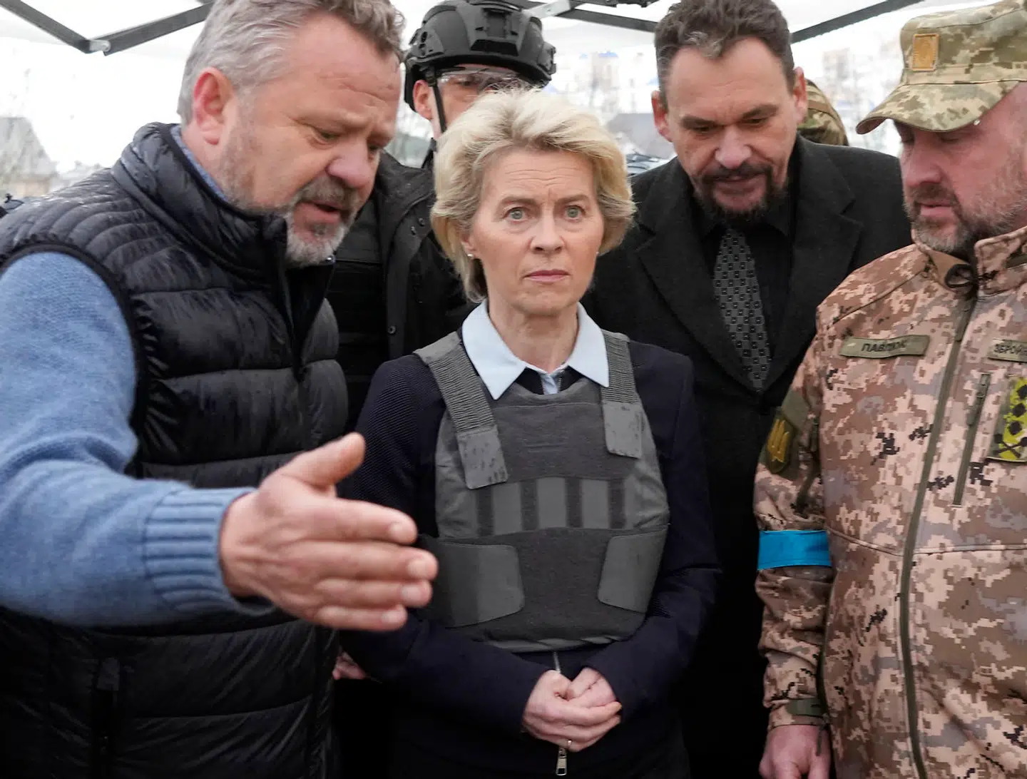 Ursula von der Leyen var i Ukraine i begyndelsen af april. Her er hun ved en massegrav i Butja.