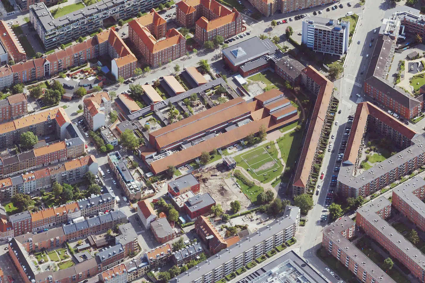 Luftfoto af Skolen på Amagerbro, hvor den 13-årige pige går i skole.