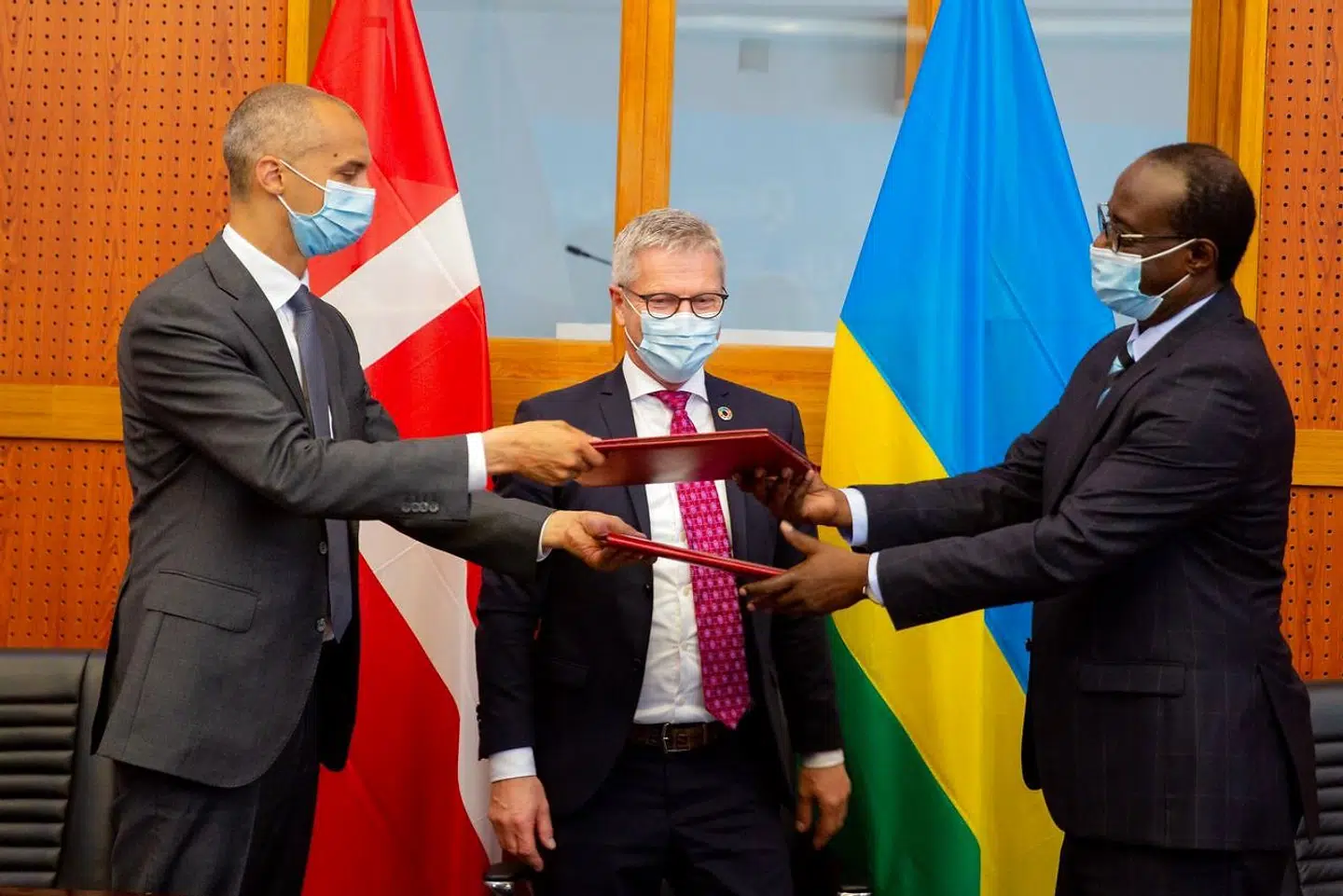 Udlændinge- og integrationsminister Mattias Tesfaye (S) og udviklingsminister Flemming Møller Mortensen (S) i Rwanda.