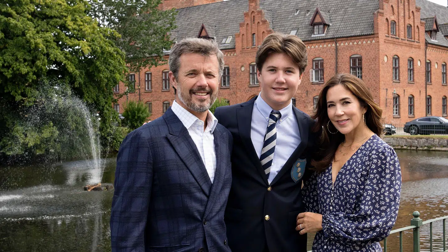 Kronprins Frederik og kronprinsesse Mary med deres ældste søn, den kommende konge, prins Christian, foran kostskolen Herlufsholm, hvor han skal tage sin 1.g færdig, før han bliver trukket ud af skolen.