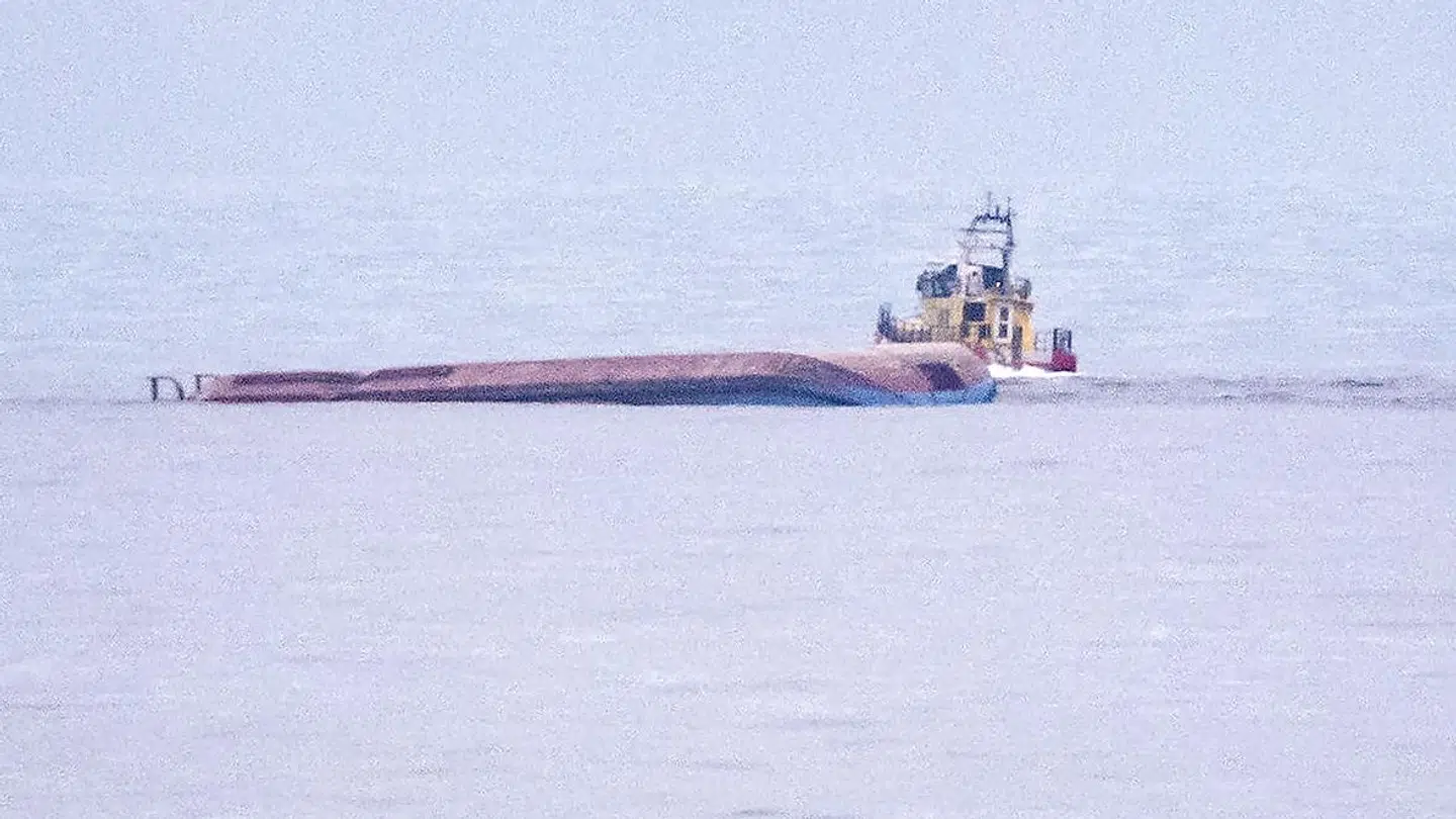 Her ses Karin Høj ligge med bunden i vejret mellem Ystad og Bornholm