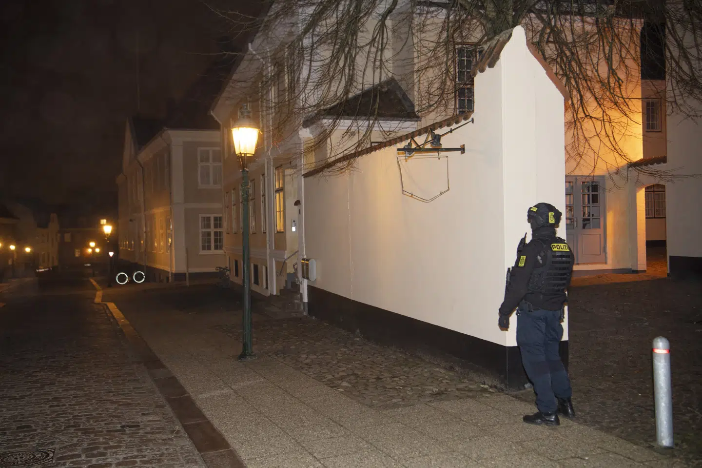 Bevæbnet politi ses her søndag ved justitsminister Søren Pape Poulsens (K) hjem i Viborg. (Arkivfoto). Bo Amstrup/Ritzau Scanpix
