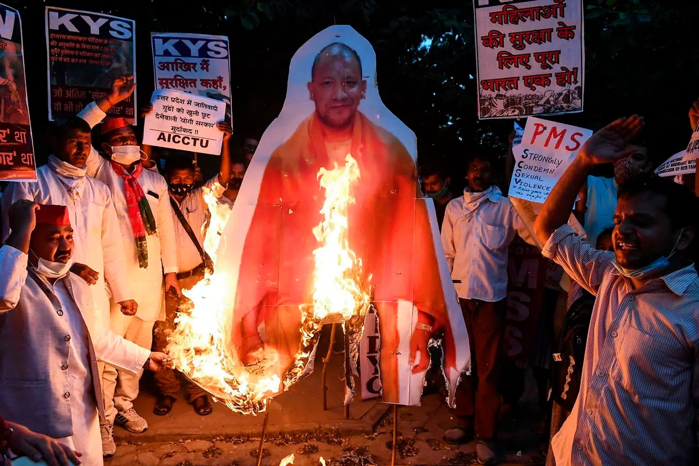 Studerende brænder et portræt af hindumunken Yogi Adityanath, der er »chief minister« i Uttar Pradesh. En række af den seneste tids mest bestialske gruppevoldtægter har udgangspunkt i Indiens mest folkerige delstat.