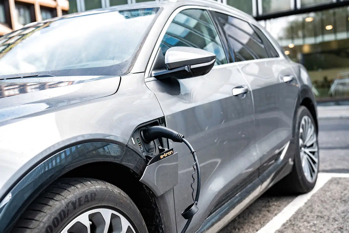 Firmabiler i den dyre ende bliver nu ramt af højere skat.