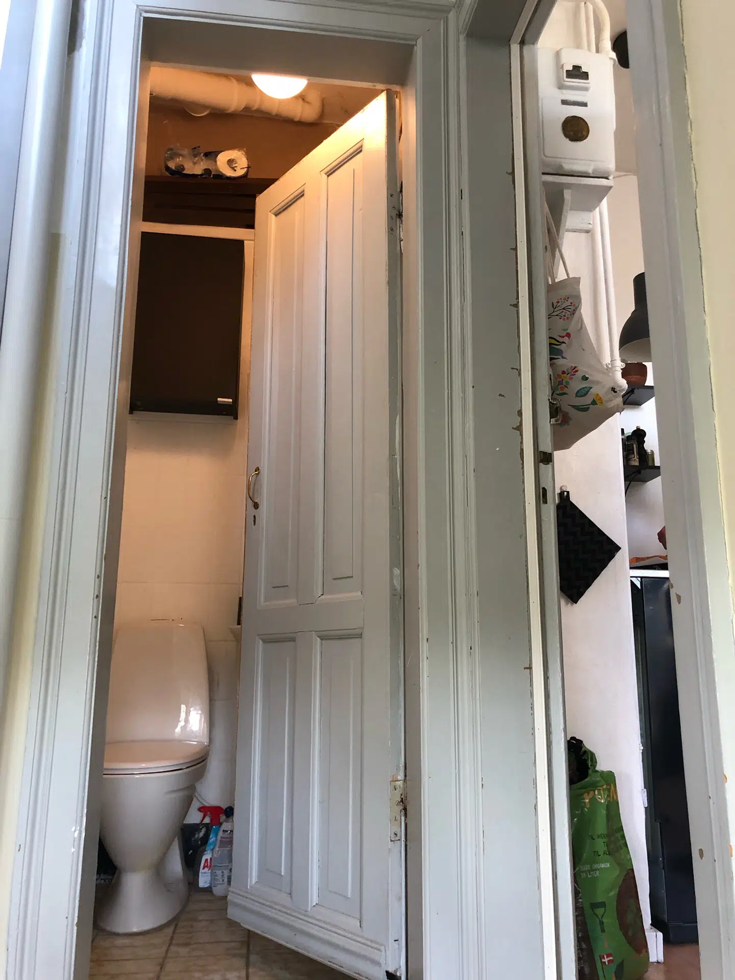 For at komme på toilettet skal Selma Kaas træde ud af sin lejlighed på sin bagtrappe, hvor toilet og bad findes. Privatfoto