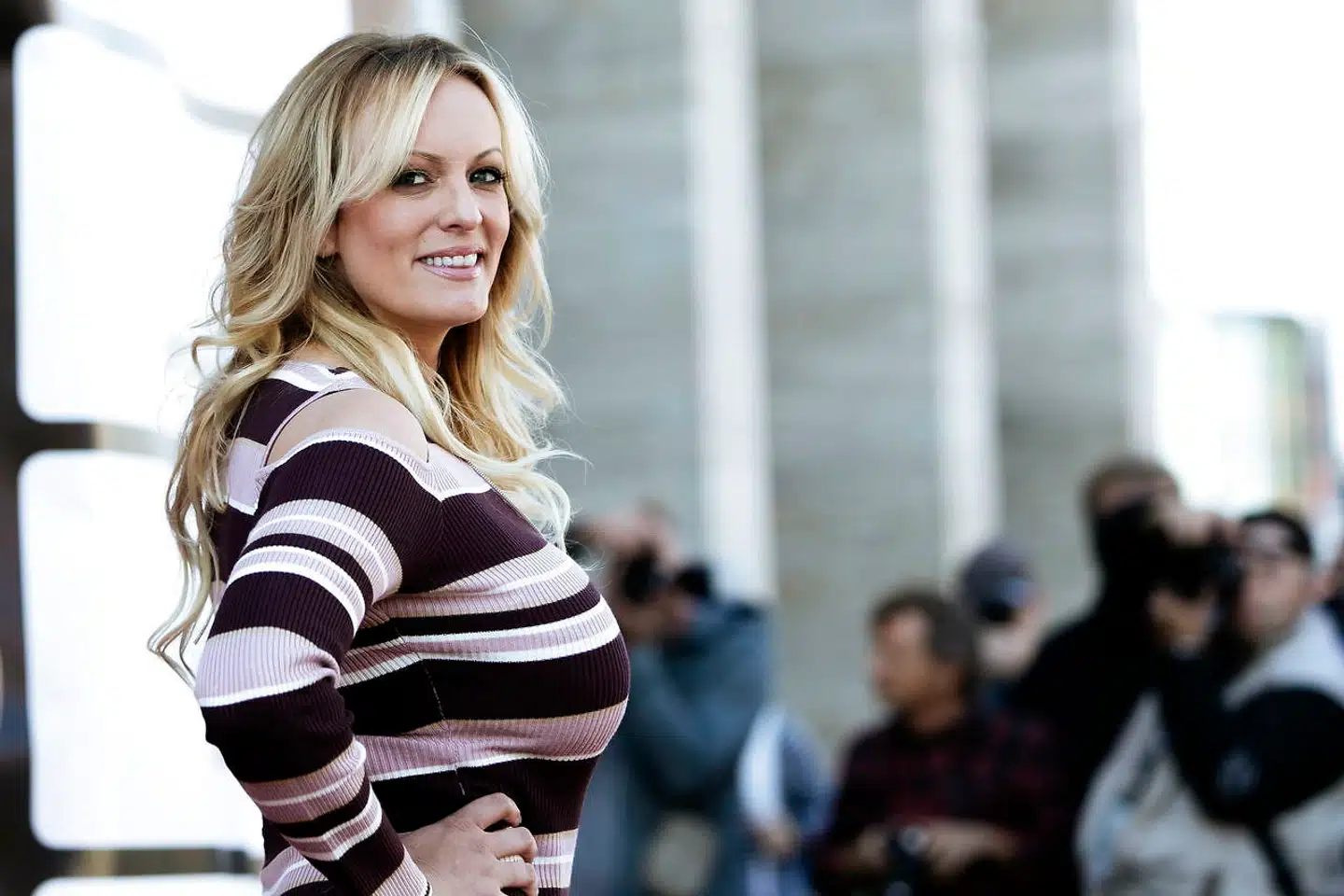 Stripperen Stephanie Clifford, kendt som Stormy Daniels, er den ene af de to kvinder, som før præsidentvalget i 2016 blev betalt tys-tys-penge. Hun hævder at have haft affære med Trump. Præsidenten afviser, men vedstår, at der er betalt penge til Stormy Daniels. Men at det var noget, som Michael Cophen stod for uden hans viden. Med dommen over Cohen i december er det fastslået, at der var tale om kampagnesvindel. EPA/KAMIL ZIHNIOGLU