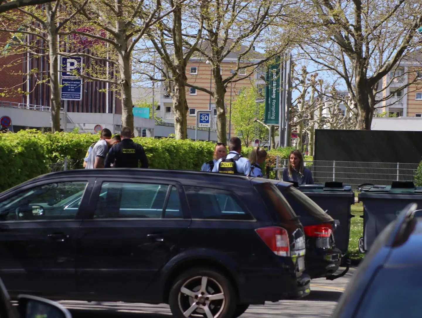 Politiet var mødt talstærkt op foran Robert Hansens hjem.