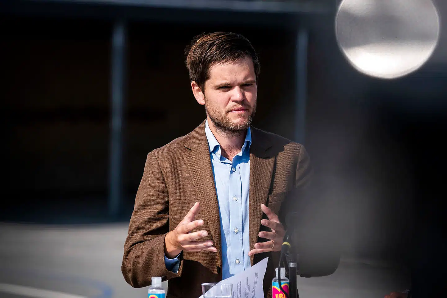 »Vi mener ikke, at det er økonomisk ansvarligt at sende ufinansierede checks. Det kan forværre inflationen yderligere,« siger finansordfører i Radikale, Andreas Steenberg.