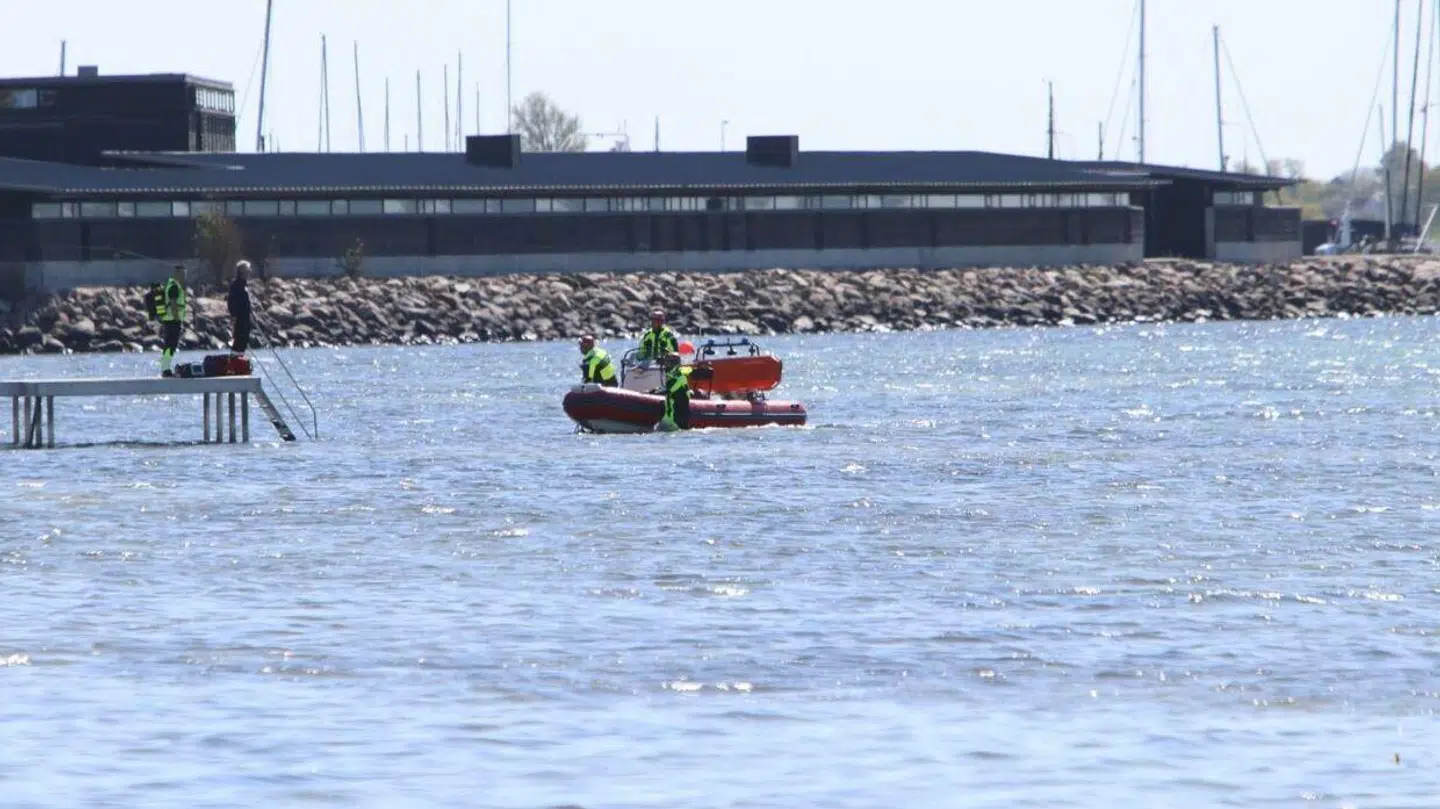 Politiet var allerede på vandet søndag for at lede efter den 76-årige sejler.