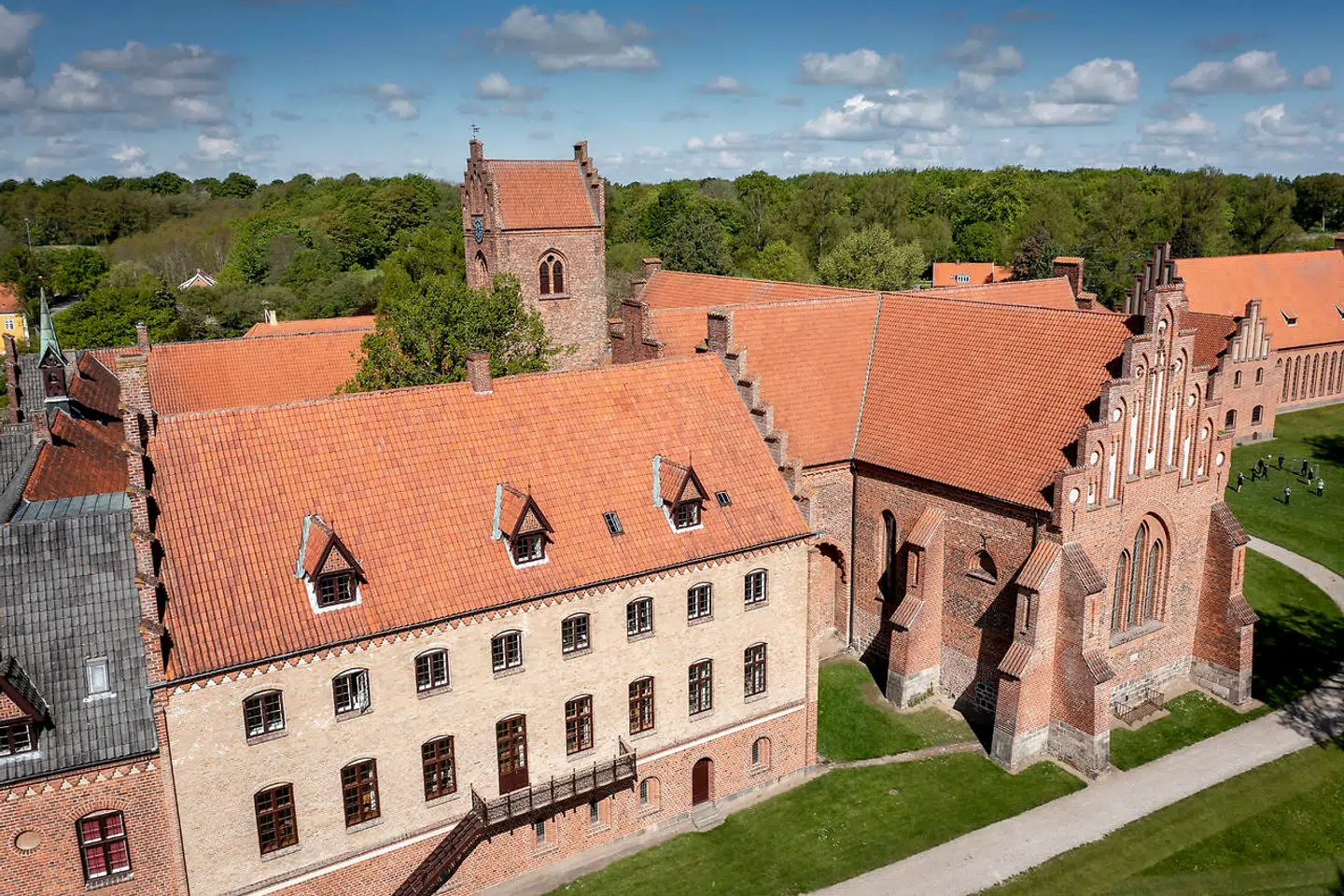 Så smukt ser det ud, Herlufsholm Skole og Gods. Men bag de tykke mure udspiller der sig ifølge TV 2-dokumentaren en knap så smuk historie.