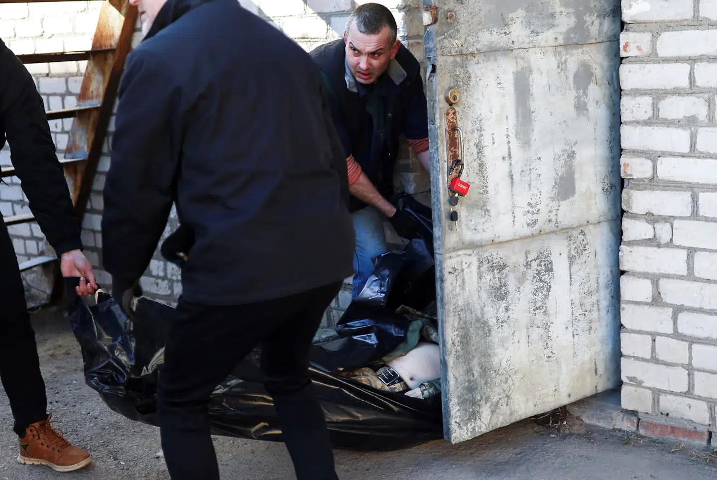 Et lig bæres ud af et af Mykolajivs midlertidige lighuse.