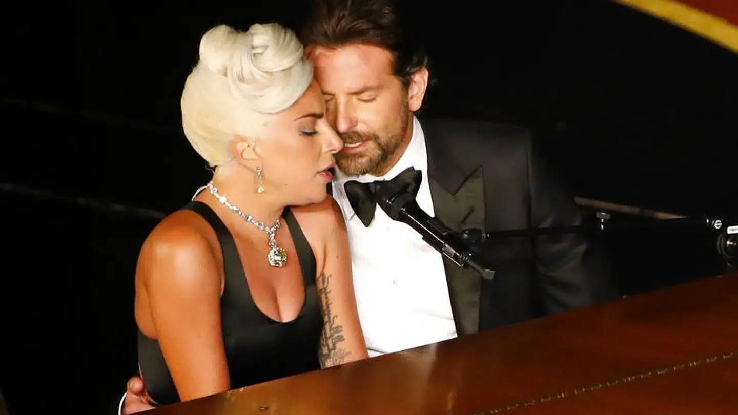 Lady Gaga og Bradley Cooper sad helt tæt ved pianoet, mens de sang duetten 'Shallow' under dette års Oscar-show.