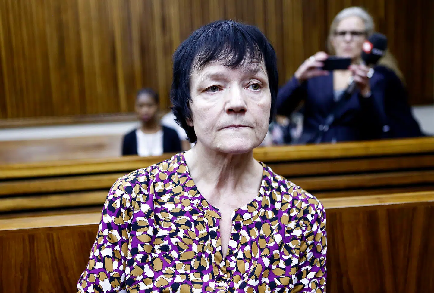 Anna Britta Troelsgaard Nielsen, som er sigtet for svindel for 111 millioner kroner fra Socialstyrelsen. Her fotograferet under retsmødet i Sydafrika, hvor hun fik lov til at rejse hjem til varetægtsfængsling i Danmark.