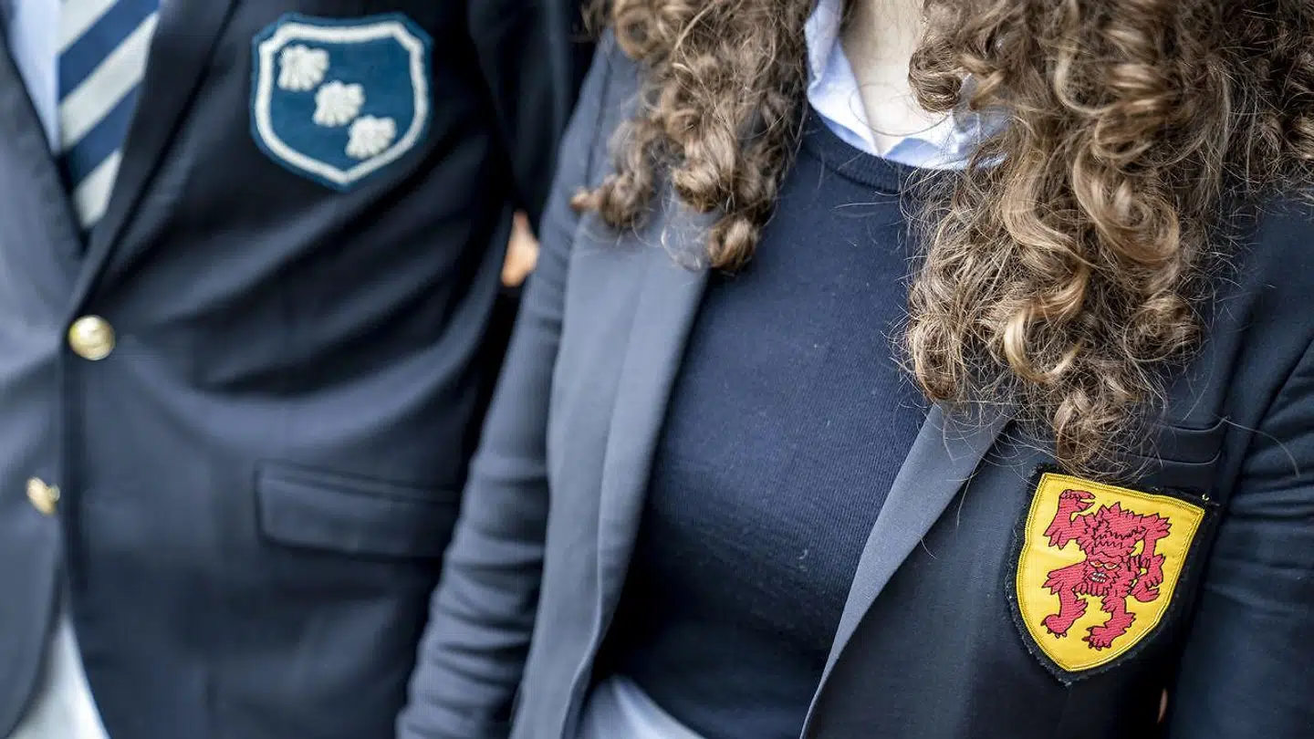 Elev med uniform og en elev, som er præfekt fotograferet på Herlufsholm Skole og Gods i Næstved.