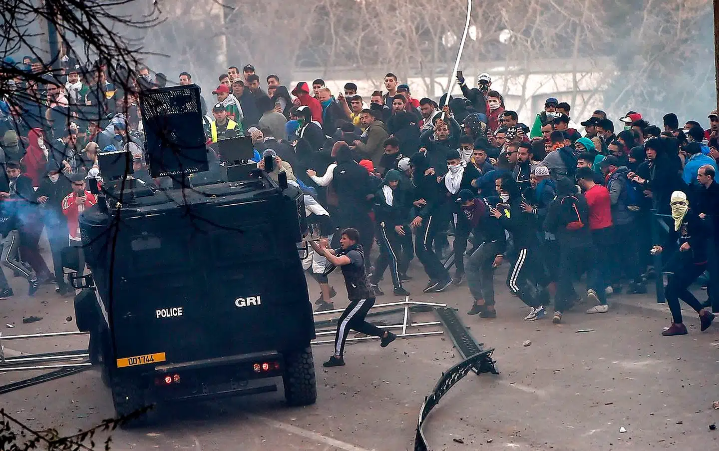 Titusinder demonstrerer i Algeriets hovedstad mod præsident Bouteflika. Politiet skyder med tåregas.