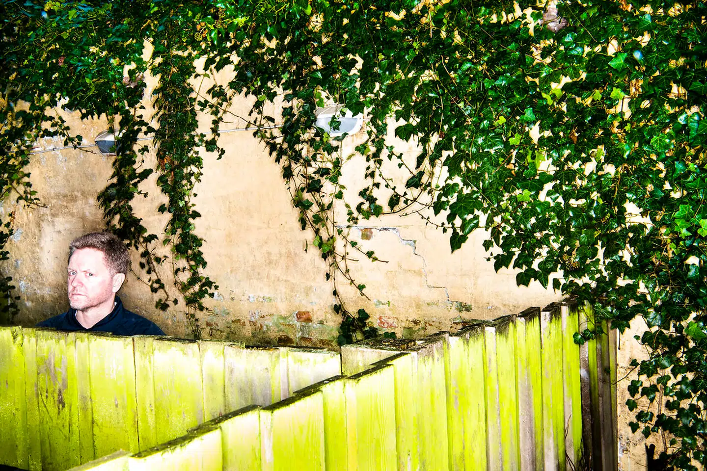 Arbejdshulen og hovedkvarteret, hvor meget af materialet bliver udviklet, ligger i et baghus i en baggård. Eneste synlige rekvisitet fra Matthesen-universet indenfor er Ninja-dukken.