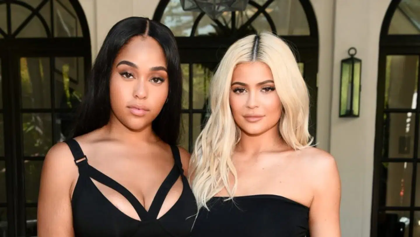 Til venstre ses Jordyn Woods. Til højre Kylie Jenner.