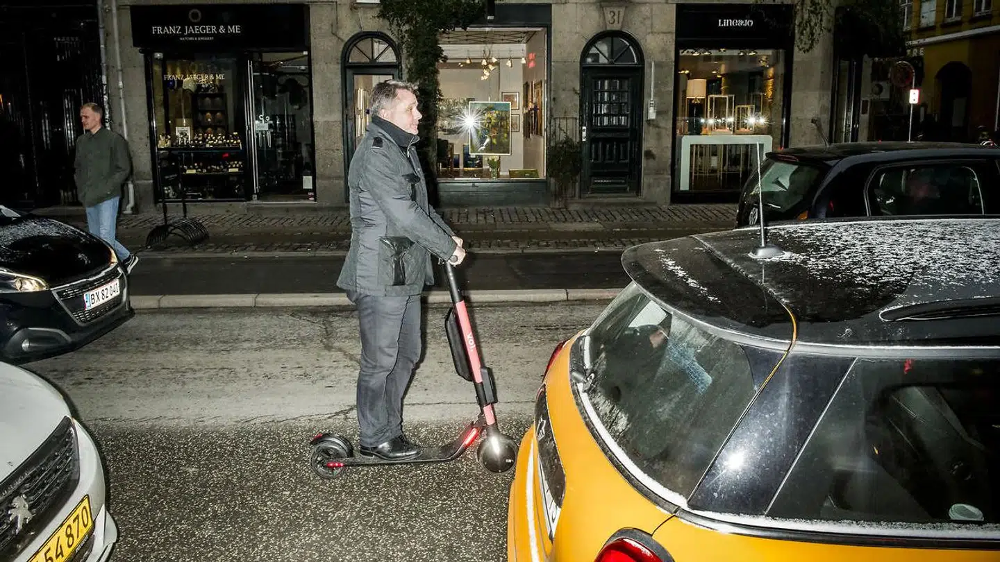 Peter Warnøe, stifter og CEO i venturefonden Nordic Eye og aktuel i DRs program »Løvernes Hule«, takkede nej til at investere i svenske Voi, hvis e-løbehjul, han her kører på. I stedet har Nordic Eye investeret i cykeludlejeren Donkey Republic, som formentlig også snart får løbehjul på hylden.