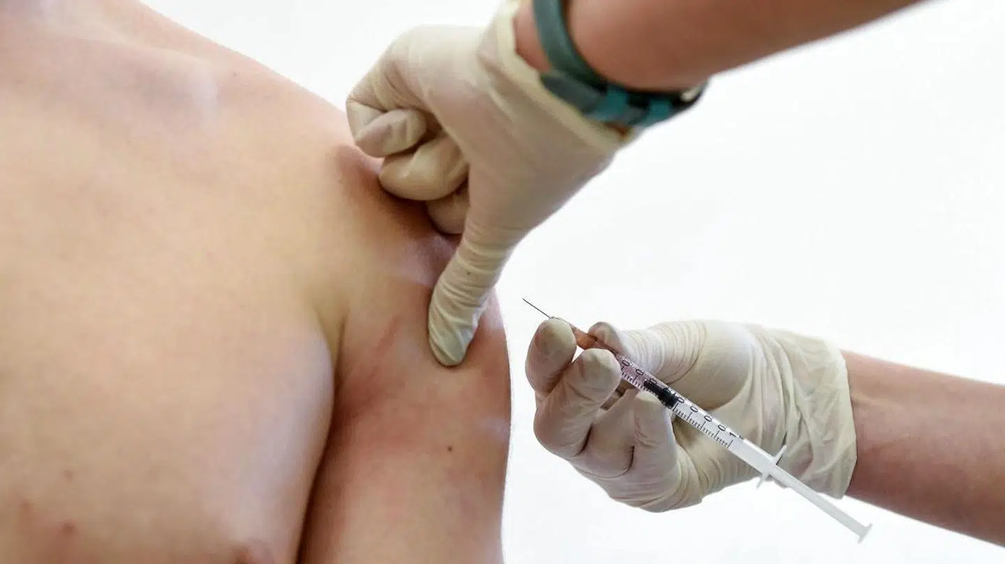 Hvis ikke du allerede er vaccineret mod mæslinger, så er det en god ide at få det gjort, inden du rejser ud, anbefaler Statens Serum Institut.