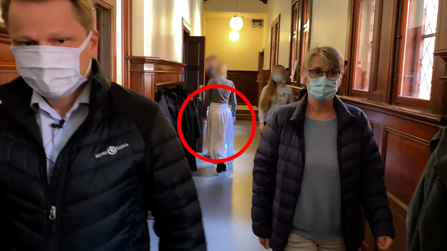 De hvide benklæder må kun 3.g-elever gå med.
