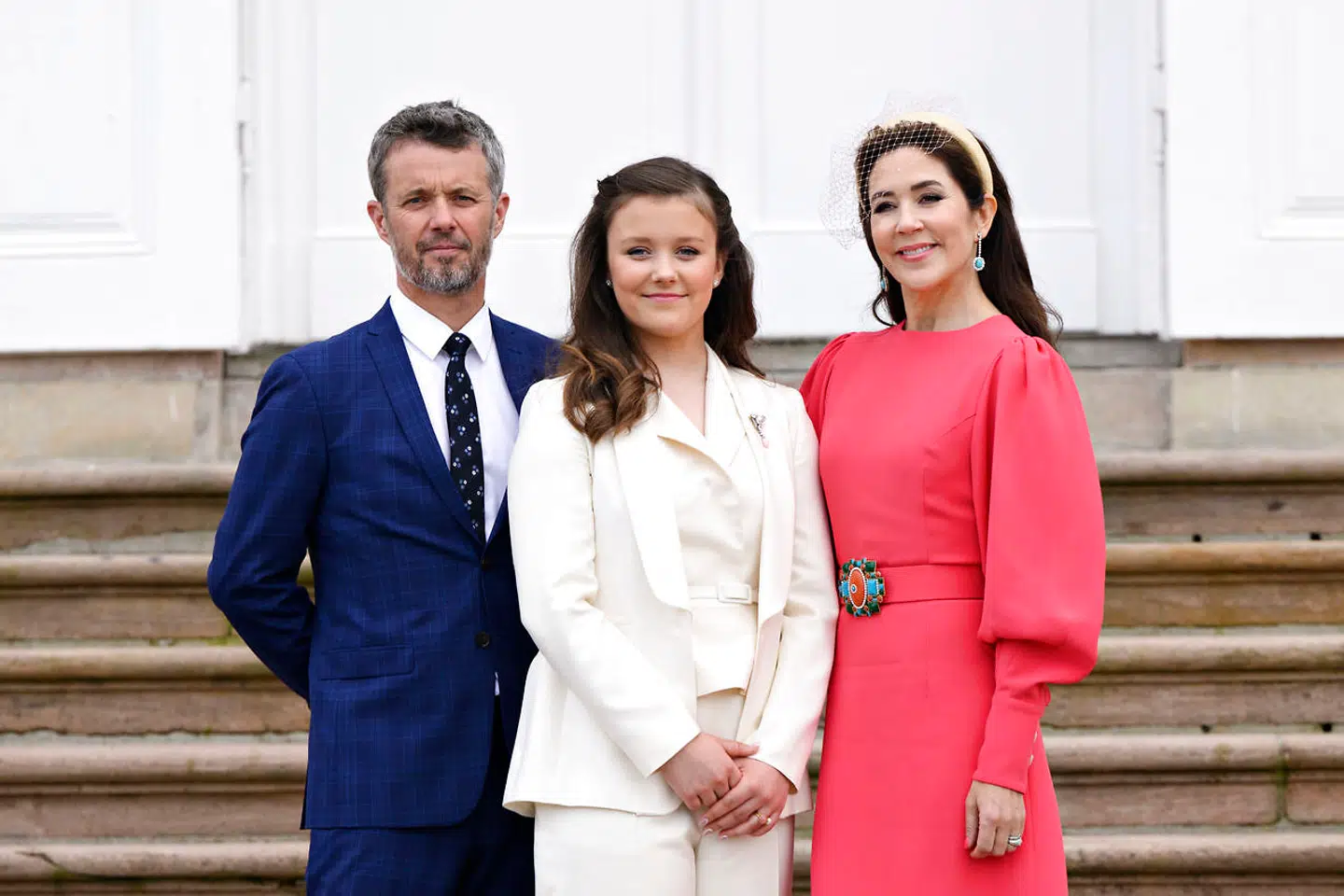 Prinsesse Isabella, Kronprins Frederik og Kronprinsesse Mary stiller op til fotografering efter Prinsesse Isabella er blevet konfirmeret i Fredensborg Slotskirke i Fredensborg, lørdag den 30. april 2022.. (Foto: Philip Davali/Ritzau Scanpix)
