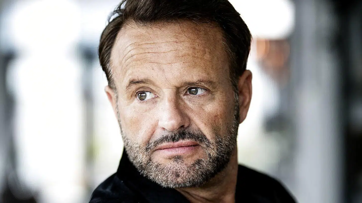 Dennis Knudsen er stylist, makeupartist og frisør.