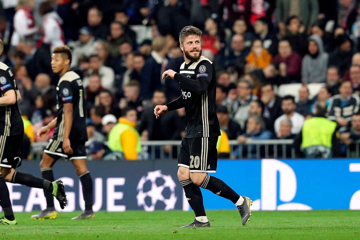 epa07416107 Ajax's Lasse Schone celebrates after scoring the 4-1 lead during the UEFA Champions League round of 16 second leg match between Real Madrid and Ajax Amsterdam at the Santiago Bernabeu stadium in Madrid, Spain, 05 March 2019. EPA/RODRIGO JIMENEZ