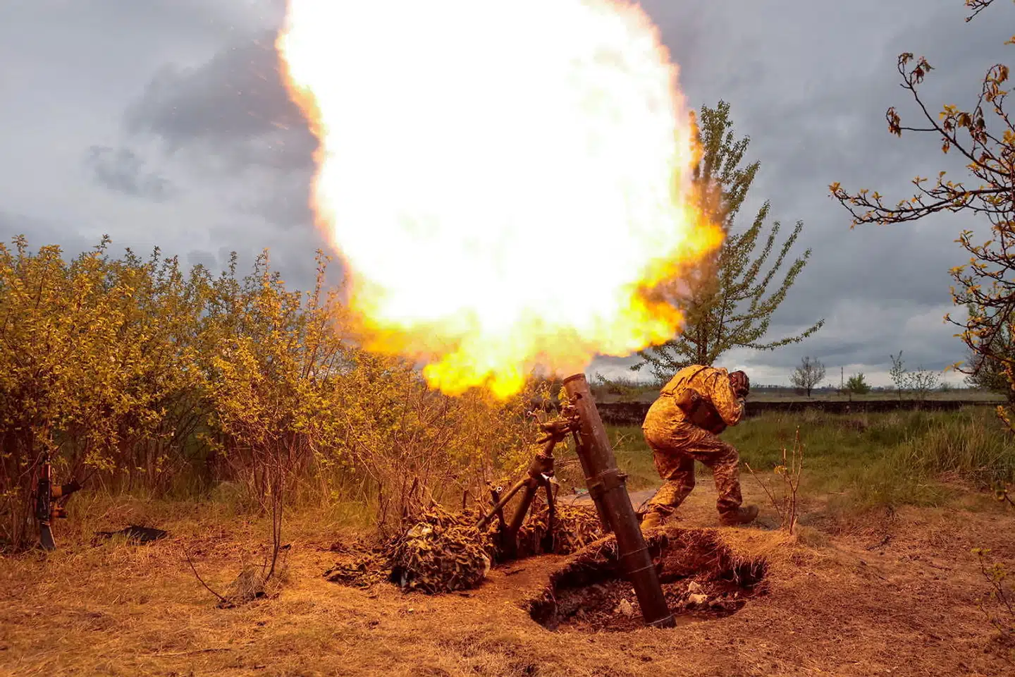 En ukrainsk soldat affyrer skud med en mortér på et ukendt sted i Kharkiv, Ukraine 9. maj 2022. (arkiv)