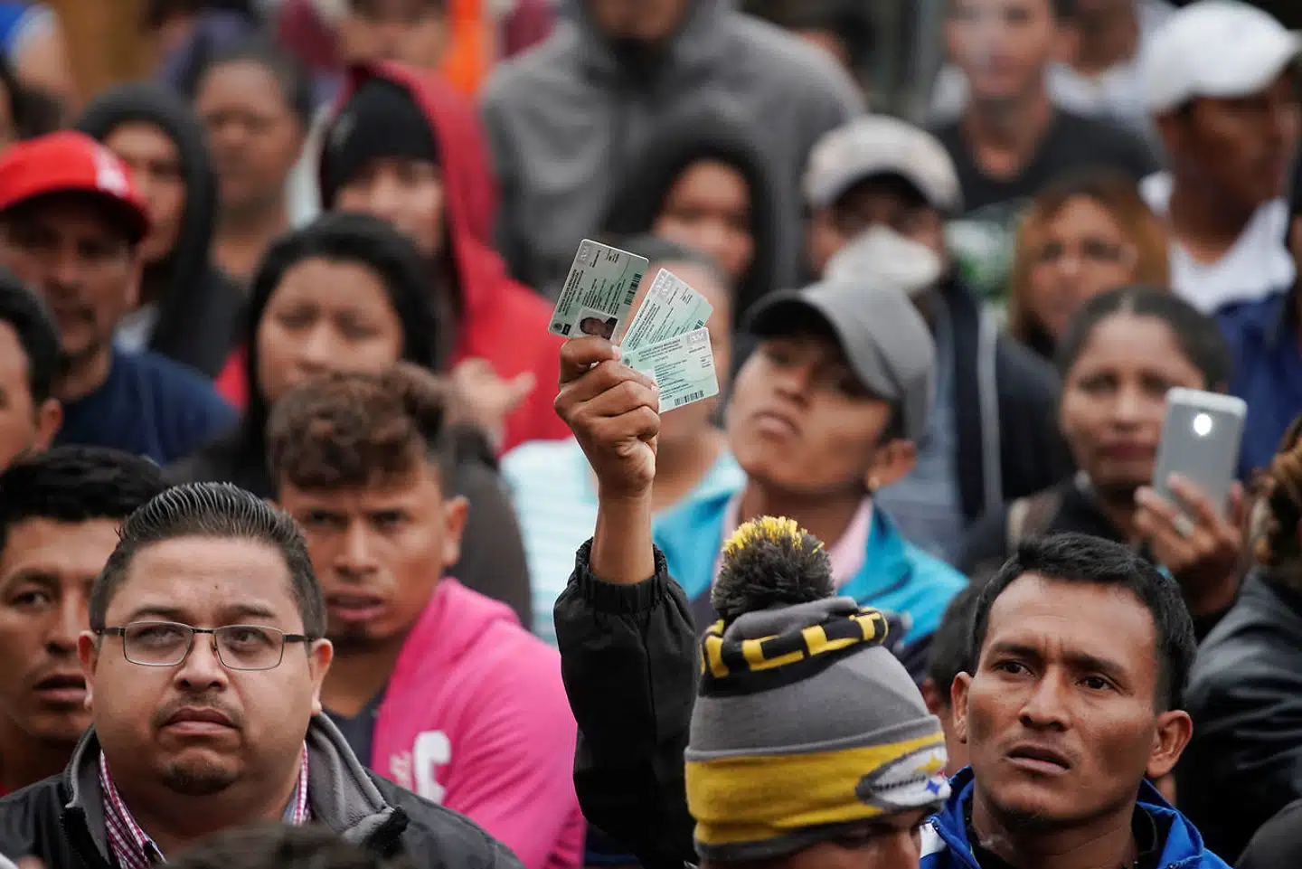 I februar var langt de fleste migranter fra Guatemala, hvilket presser USA. Her viser en migrant fra Guatemala sin humanitære opholdstilladelse udstedt af de mexicanske myndigheder.