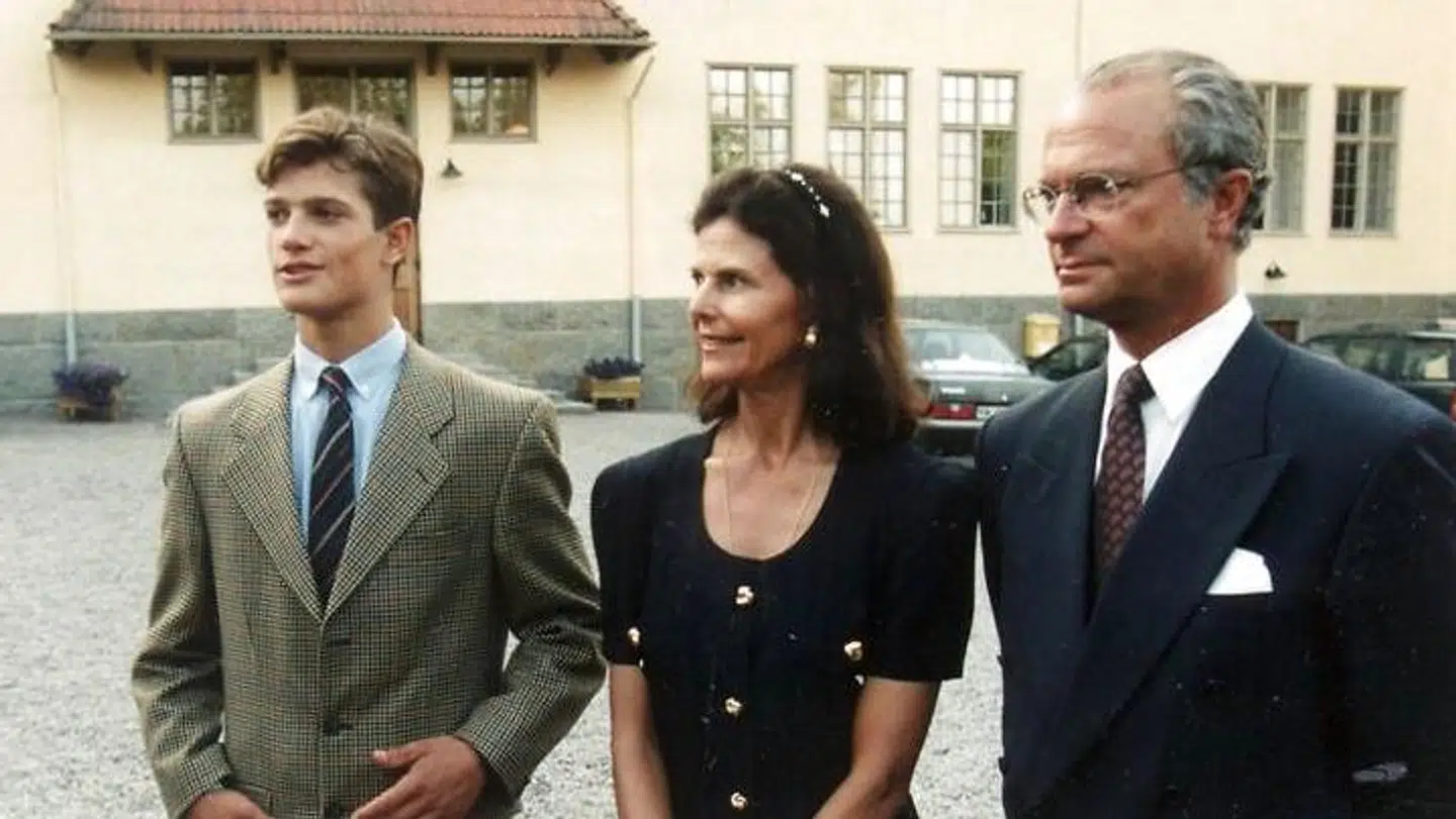 Prins Carl Philip med sin mor, dronning Silvia, og kong Carl Gustaf, uden for skolen Lundsberg i 1999.