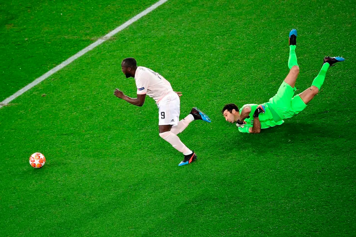 Manchester United's Belgian forward Romelu Lukaku (L) runs to score his team's first goal during the UEFA Champions League round of 16 second-leg football match between Paris Saint-Germain (PSG) and Manchester United at the Parc des Princes stadium in Paris on March 6, 2019. (Photo by Martin BUREAU / AFP)