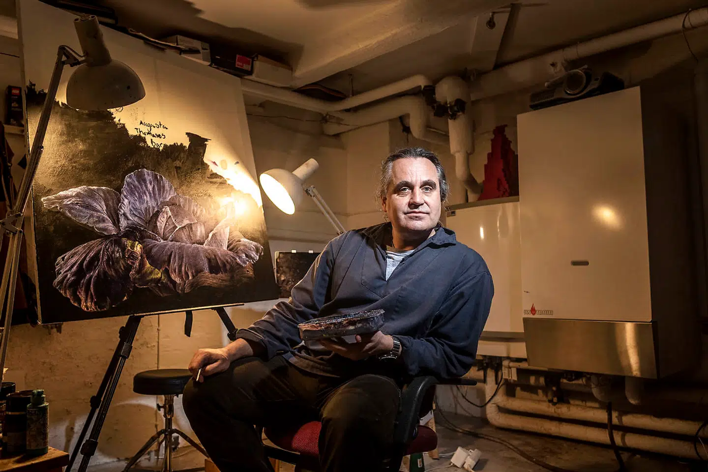 »Når man er ung, løber man prustende rundt for at indhente de gamle røvhuller på deres banehalvdel. Det er meget frustrerende. Når man fylder halvtreds har man sin egen banehalvdel,« siger Thomas Kluge. Han fik afslag fra Kunstakademiet tre gange, og det har fyldt meget i hans liv, at han aldrig fik en »rigtig« uddannelse som kunstmaler. Nu gør det ikke så meget. Han har malet magthavere og de kongelige i mange år - og er manden bag et af de mest udskældte kongehusportrætter nogensinde.