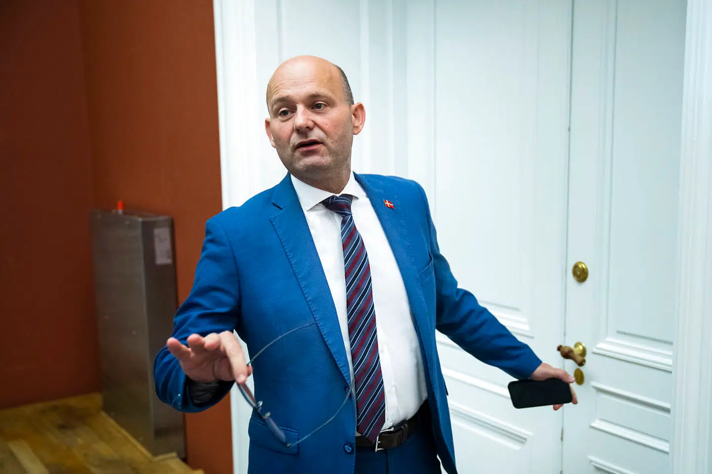 Det Konservative Folkeparti havde »slet ikke« diskuteret sagen om Claus Hjort Frederiksen på onsdagens gruppemøde, sagde en ordknap partiformand, Søren Pape Poulsen. »Det haster jo ikke. Vi har andre sager, vi skal behandle. Vi melder ud, når vi har drøftet den her sag. Det tror jeg, jeg har sagt tre gange nu. Vi har ingen hast. Regeringen har ikke givet os en tidsfrist. Så vi melder ud, når vi har drøftet det, og vi vil have god til at drøfte det,« sagde Pape Poulsen, da han forlod gruppeværelset.