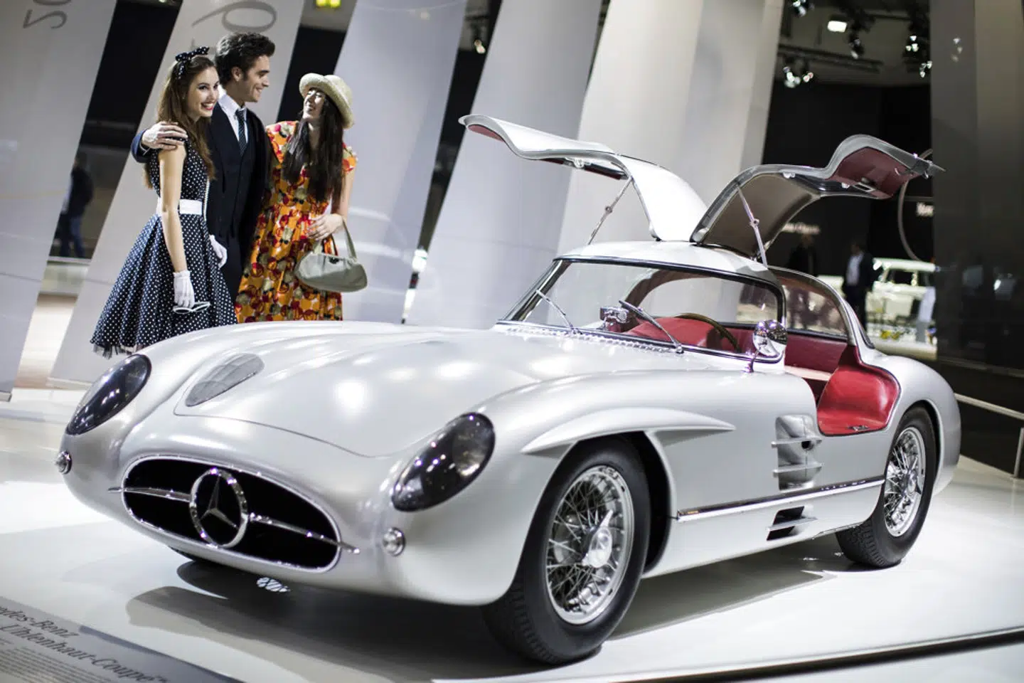 En Mercedes Benz 300 SLR Uhlenhaut-Coupe, som der kun er bygget to af, er solgt på en auktion for over én milliard kroner. Foto er fra er arrangement med klassiske biler i Essen i 2017.