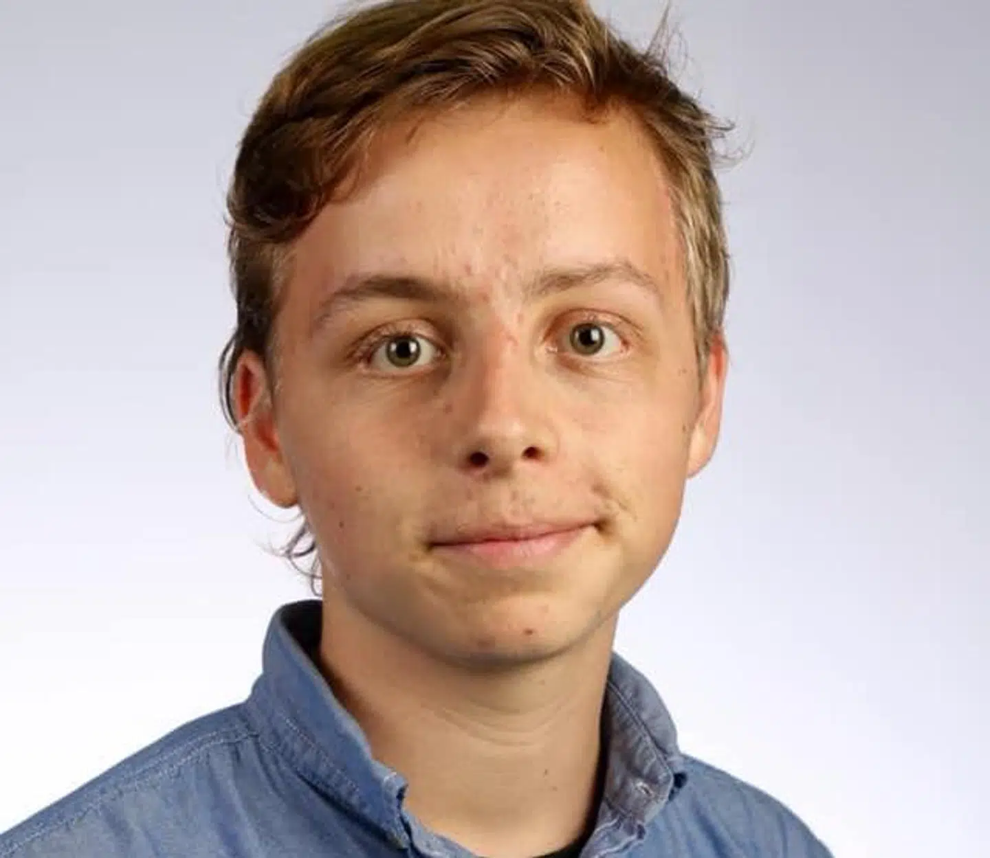 23-årige Albert Sneppen var i august 2021 aktuel med et studie, hvori han præsenterede en præcis, matematisk formulering af, hvordan sorte huller kan krumme rummet, afbøje lys og 'spejle' universet. Det nye studie, der er udgivet i tidsskriftet European Physical Journal Plus, er hans femte videnskabelige publikation. (Foto: Niels Bohr Instituttet)