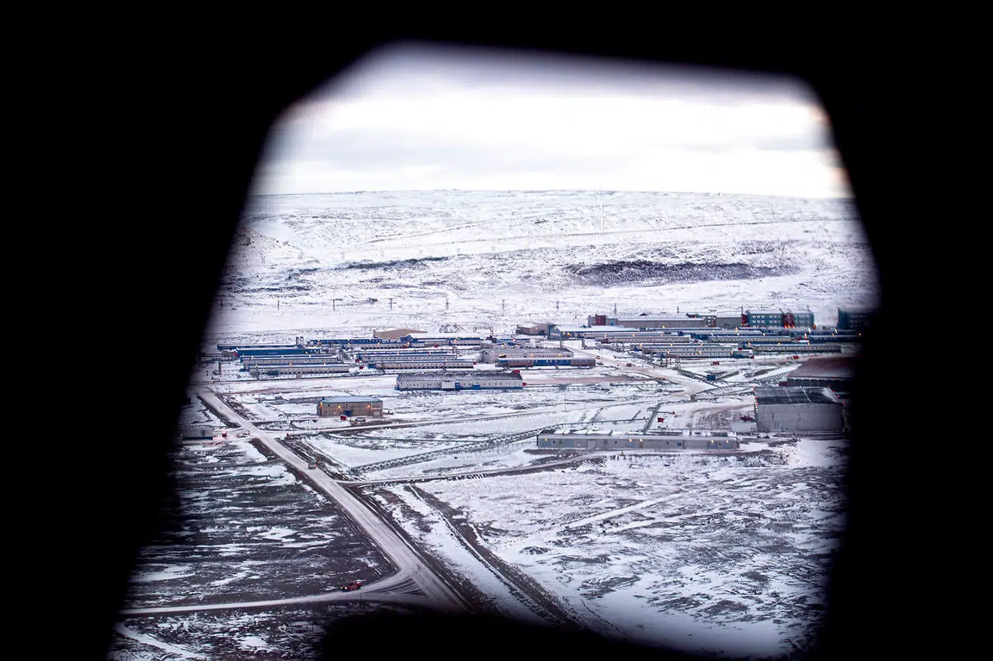 Journalister får af og til lov til at besøge Thulebasen i et par timer, hvor de bliver vist rundt under konstant opsyn. Selv i værtslandet Grønland er det ikke meget, der slipper ud om, hvad der foregår på basen.