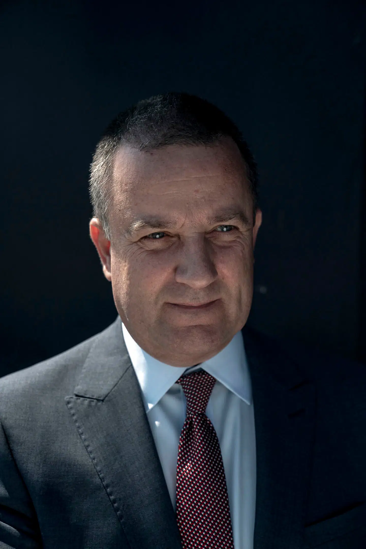 Jakob Scharf er uddannet jurist, tidligere ansat i Justitsministeriet og politimester i Rigspolitiet. Fra 2007 til 2013 var han chef for PET.